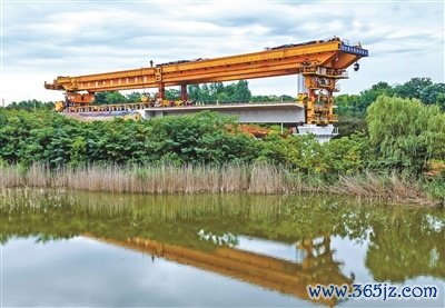 7月6日，合武高铁引入合肥枢纽工程首榀预制箱梁成功架设，标志着该工程进入全线架梁施工阶段。合肥至武汉高速铁路是我国“八纵八横”高铁网沿江通道的重要组成部分，设计时速350公里。供图/新华社
