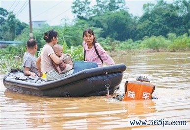 解放军和武警部队官兵奋战在抗洪抢险救援一线。