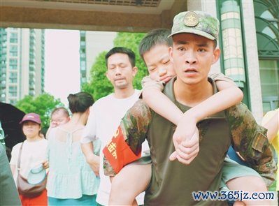 解放军和武警部队官兵奋战在抗洪抢险救援一线。