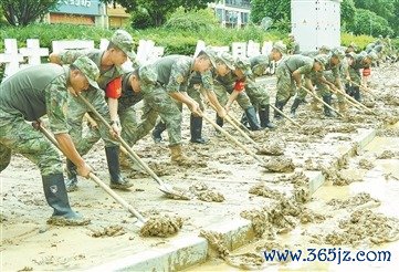 解放军和武警部队官兵奋战在抗洪抢险救援一线亏损心态。