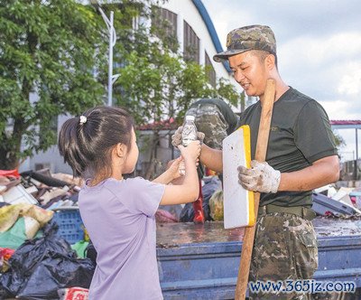 解放军和武警部队官兵奋战在抗洪抢险救援一线。