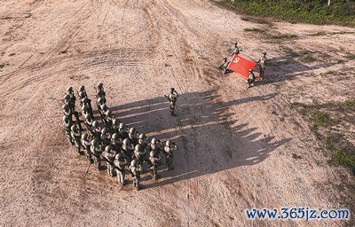 重大任务展开前买卖盘分析,该分队组织党员骨干面向党旗庄严宣誓。刘 洵摄