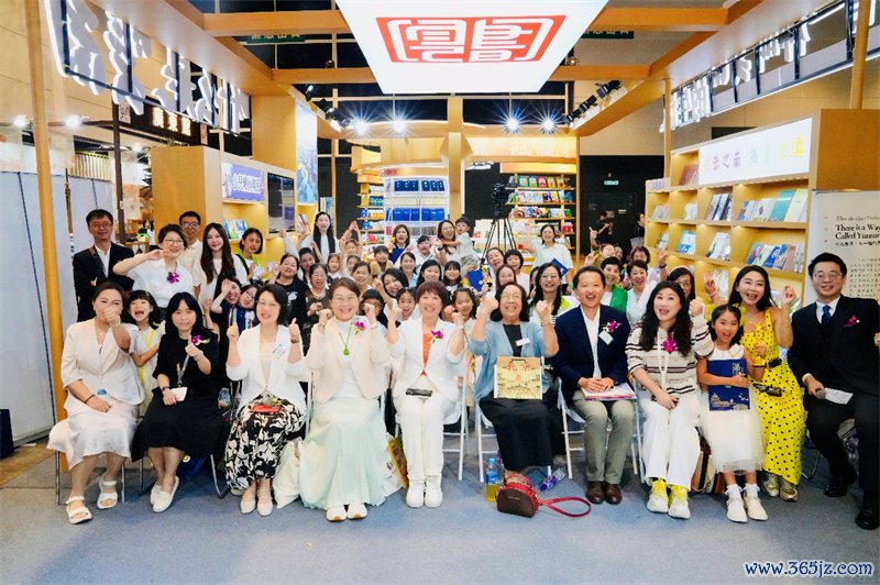 “妈妈导读师”2026中国亲子阅读大赛香港赛区决赛现场合影。主办方供图