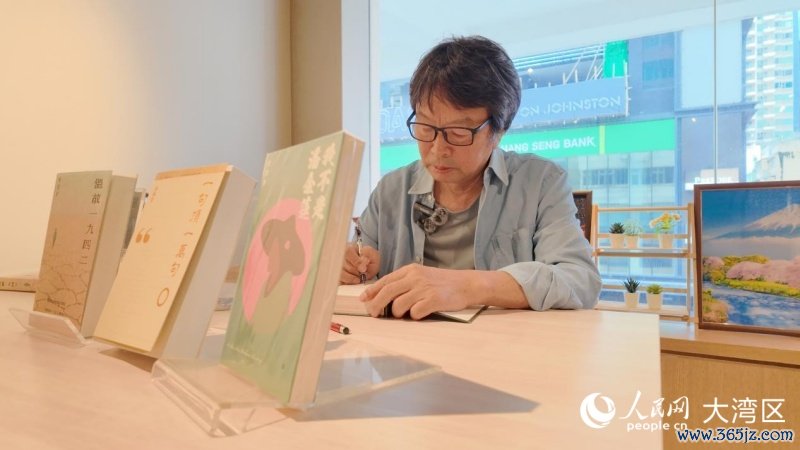 作家刘震云做客2026年度香港书展。人民网 吴宇扬扬 摄
