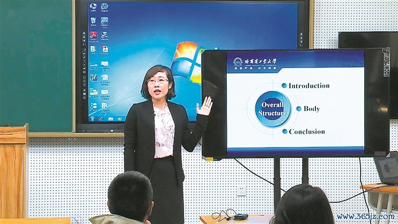 哈尔滨工业大学人文社科学部主任兼党委副书记、外国语学院院长、语言智能专业负责人李雪正在授课买卖盘分析。
